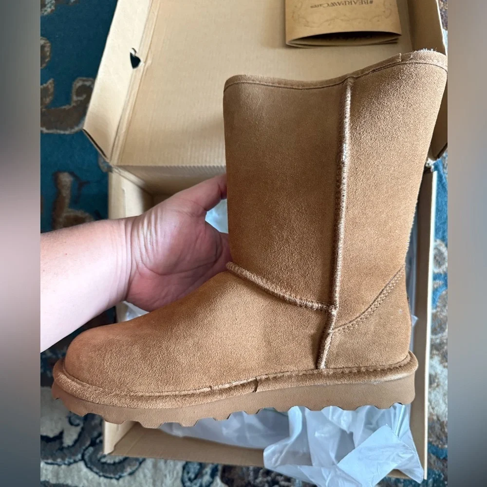 Bearpaw Women's Elle Short Hickory Suede  Boots . Size 8